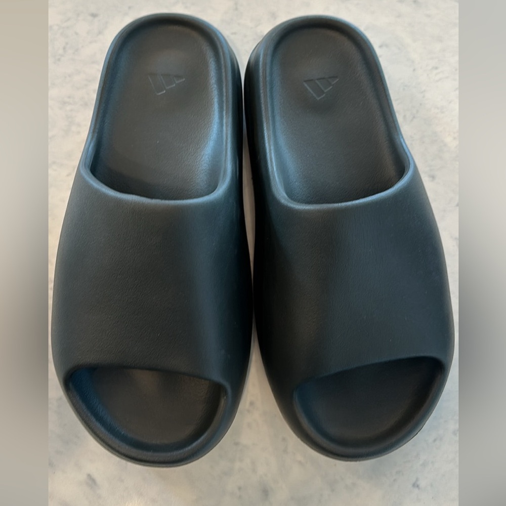 Yeezy slides men’s size 10